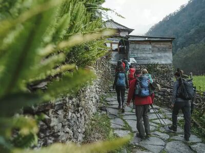 Viele Wege im Annapurna-Gebiet sind technisch gut machbar – dennoch verlangen Höhe, lange Etappen und schmale Bergpfade eine gute Kondition und ausreichend Zeit zur Akklimatisation