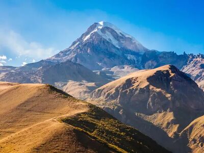 Der 5.047 Meter hohe Kasbek zählt zu den bekanntesten Bergen Georgiens und prägt die Landschaft rund um Stepanzminda