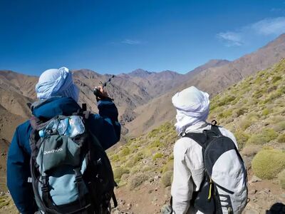 Eine geführte Toubkal-Besteigung verbindet Sicherheit, Ortskenntnis und spannende Einblicke in die beeindruckende Bergwelt des Hohen Atlas