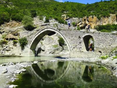 Historische Steinbrücke in Albanien – unterwegs zwischen Natur, Geschichte und ursprünglichen Landschaften