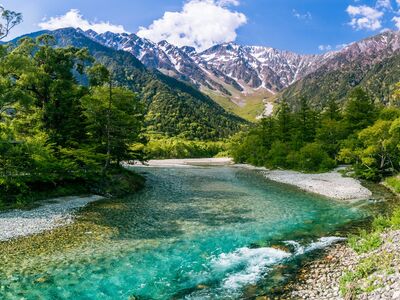 Kamikōchi verzaubert mit glasklaren Flüssen und einer Bergkulisse, die zu den schönsten Naturpanoramen Japans zählt