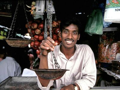 Gastfreundschaft, lebendige Märkte und authentische Begegnungen gehören für viele Reisende ebenso zu Sri Lanka wie Wanderungen durch Teeplantagen und tropische Berglandschaften