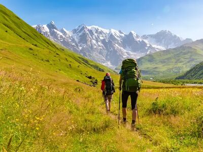 Georgien begeistert Wanderer, Naturliebhaber und Kulturinteressierte, die ursprüngliche Berglandschaften, herzliche Gastfreundschaft und echte Abenteuer erleben möchten