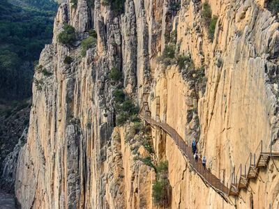 Hoch über der Schlucht klebt der Caminito del Rey förmlich am Fels – einer der spektakulärsten Wege Andalusiens