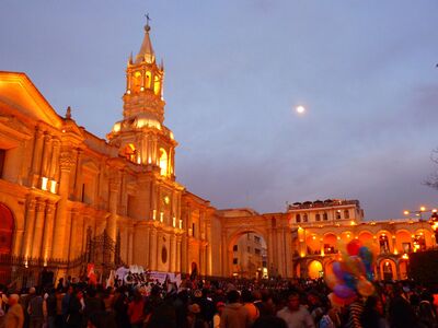 Die Kathedrale am Plaza de Armas zählt zu den bekanntesten Wahrzeichen Arequipas und prägt das Stadtbild der „Weißen Stadt“