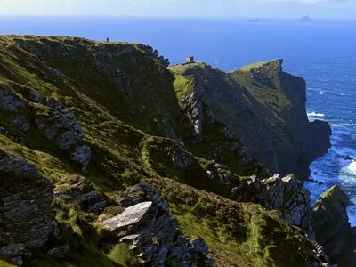 Schmale Pfade führen entlang steiler Klippen – Irlands Küstenlandschaft zeigt sich hier von ihrer eindrucksvollsten Seite