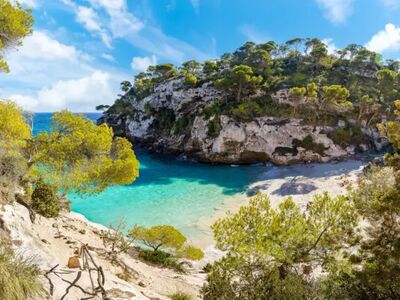 Türkisfarbene Buchten, Pinienwälder und felsige Küsten – der Camí de Cavalls umrundet Menorca auf rund 185 Kilometern