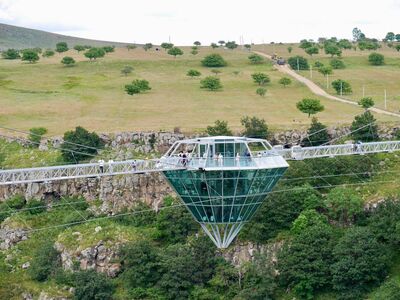 Die Diamond Bridge spannt sich spektakulär über den Zalka Canyon und bietet einen atemberaubenden Panoramablick in eine der eindrucksvollsten Schluchten Georgiens