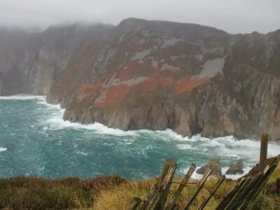 Nebel, tosende Brandung und bis zu 600 Meter hohe Felswände – an den Slieve League zeigt sich Donegal von seiner wildesten Seite