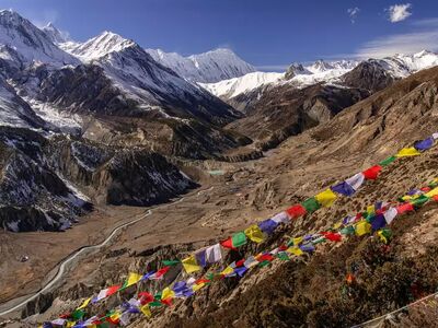 Annapurna Circuit oder Basecamp Trek – beide Routen führen durch spektakuläre Himalaya-Landschaften und gehören zu den bekanntesten Trekkingtouren Nepals