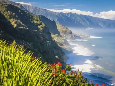 Steile Küsten, üppige Vegetation und spektakuläre Ausblicke – Madeira zählt zu den schönsten Wanderzielen Europas