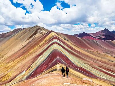 Die Wanderung zu den Regenbogenbergen führt direkt auf den Aussichtspunkt mit Blick auf die markanten Farbschichten der Anden