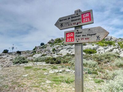 Rot und Weiß weisen den Weg: Der GR 221 führt als Fernwanderweg durch die Serra de Tramuntana auf Mallorca