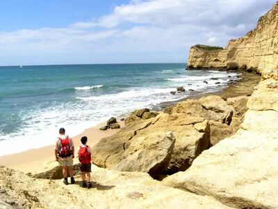 Beim Wandern an der Algarve entdecken Sie immer wieder neue Buchten und eindrucksvolle Küstenlandschaften