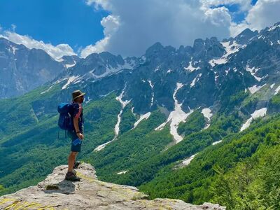 Die schroffen Gipfel der Albanischen Alpen verleihen der Region ihren Beinamen „Verwunschene Berge“ und machen sie zu einem der eindrucksvollsten Wanderziele Europas