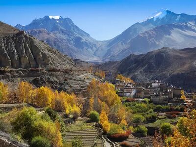 Zwischen abgelegenen Bergdörfern, goldenen Herbstwäldern und den gewaltigen Gipfeln des Himalaya entstehen beim Annapurna Trekking oft genau jene Momente, die Nepal für viele Wanderer unvergesslich machen