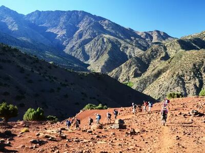 Die Besteigung des Jbel Toubkal erfordert Ausdauer und Trittsicherheit, belohnt aber mit spektakulären Ausblicken auf den Hohen Atlas