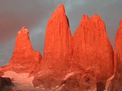 Die berühmten Torres-Spitzen gehören zu den bekanntesten Highlights des W-Treks im Torres-del-Paine-Nationalpark