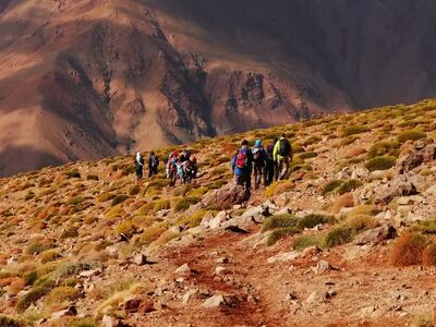 Die klassische Route auf den Jbel Toubkal führt von Imlil durch die beeindruckende Bergwelt des Hohen Atlas bis zum höchsten Gipfel Nordafrikas