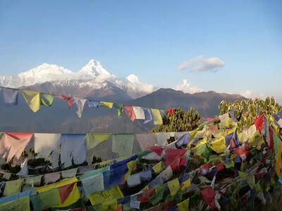 Vor allem im Frühjahr und Herbst zeigen sich die Himalaya-Gipfel rund um Annapurna oft besonders klar – ideale Bedingungen für mehrtägige Trekkingtouren in Nepal