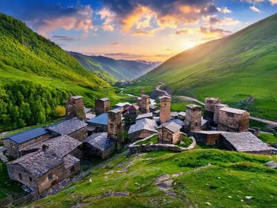 Von Mai bis Oktober zeigt sich Georgien von seiner schönsten Seite – ideale Bedingungen zum Wandern, Entdecken und Genießen