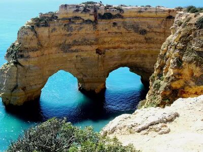 Spektakuläre Felsformationen und türkisblaues Wasser – die Algarve gehört zu den schönsten Küstenlandschaften Europas.