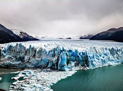 Die beste Reisezeit um den Perito Moreno Gletscher zu erkunden liegt zwischen November und März, wenn die Bedingungen für Trekkingtouren besonders günstig sind