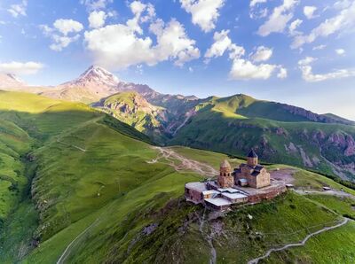Der Transcaucasian Trail führt durch abgelegene Bergregionen des Großen Kaukasus und verbindet spektakuläre Landschaften mit jahrhundertealter Kultur.