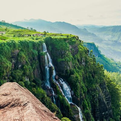 Das Hochland Sri Lankas begeistert mit spektakulären Landschaften, aussichtsreichen Wanderwegen und einer einzigartigen Verbindung aus Natur, Kultur und Teeplantagen