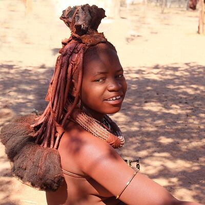 Himba Frau in der Kunene Region, im äußersten Nordwesten Namibias