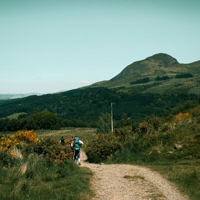 Mit der richtigen Ausrüstung und einem bequemen Tagesrucksack wird der West Highland Way zu einem entspannten Wandererlebnis durch die schottischen Highlands