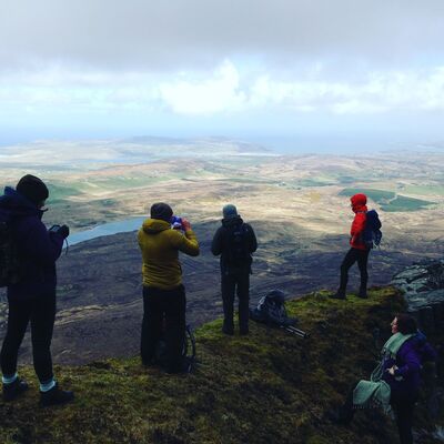 Die Bergwelt Donegals begeistert mit weiten Panoramablicken über Seen, Täler und die zerklüftete Atlantikküste