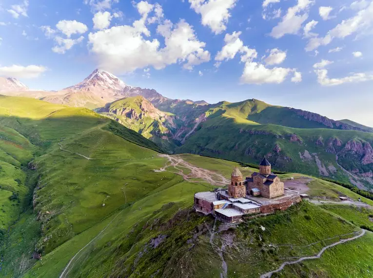 Der Transcaucasian Trail führt durch abgelegene Bergregionen des Großen Kaukasus und verbindet spektakuläre Landschaften mit jahrhundertealter Kultur.