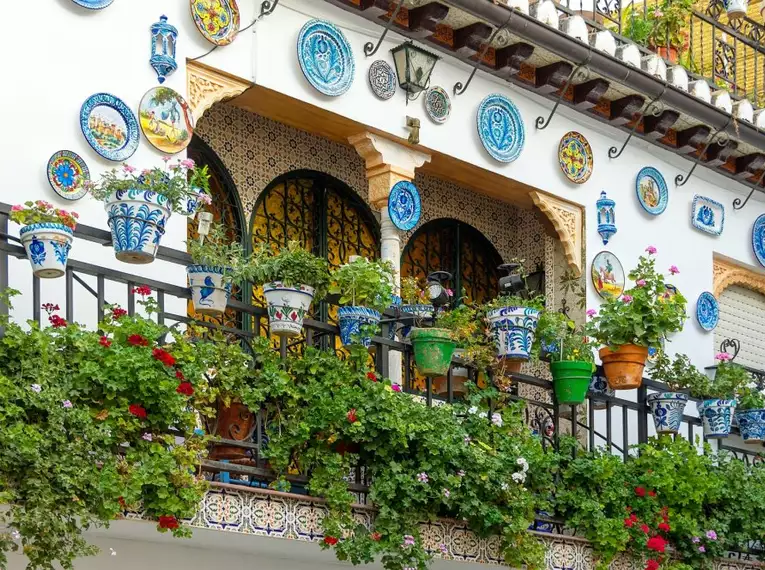 Blumenmeer an den Fassaden in Andalusien