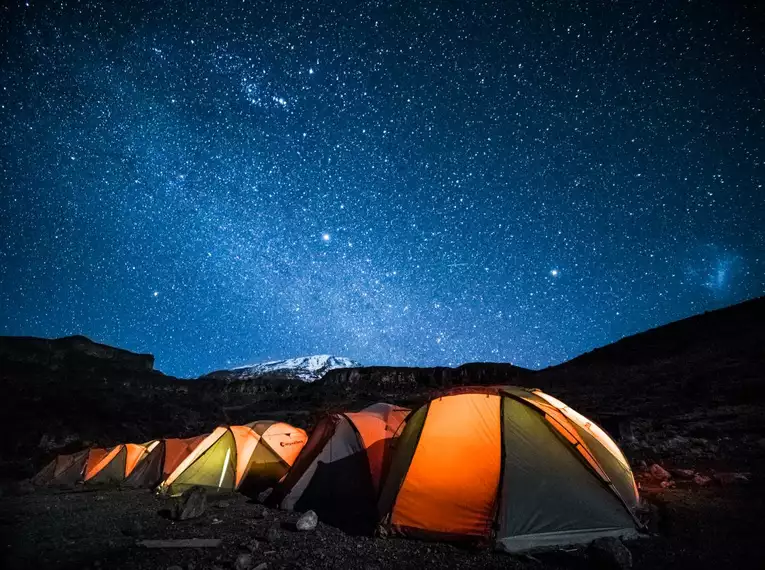 Hier gibt es ihn noch: fantastischer Sternenhimmel auf dem Weg zum Gipfel des Kilimandscharo