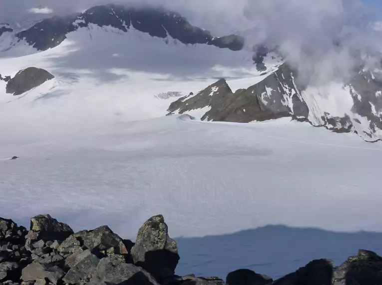 Atemberaubende Gletscherlandschaft der Stubaier Alpen mit schneebedeckten Gipfeln und Wolken im Hintergrund.