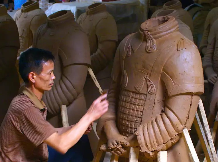 Terrakotta-Kriegerskulptur in der Herstellung Ein Handwerker formt eine Terrakotta-Kriegerskulptur in einer Werkstatt in China.