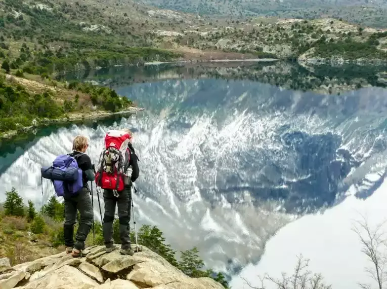 Zwei Wanderer in Patagonien betrachten malerischen See.