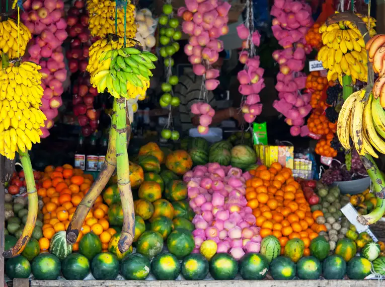 Ein bunter Fruchtstand in Sri Lanka mit exotischen Früchten, darunter Bananen und Drachenfrüchte.