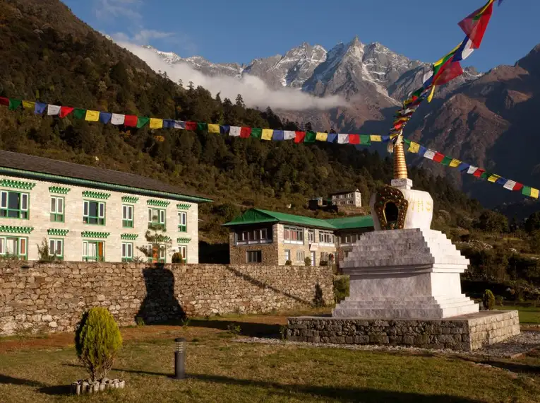 Gebetsfahnen vor Klostergebäude in Berglandschaft Nepal