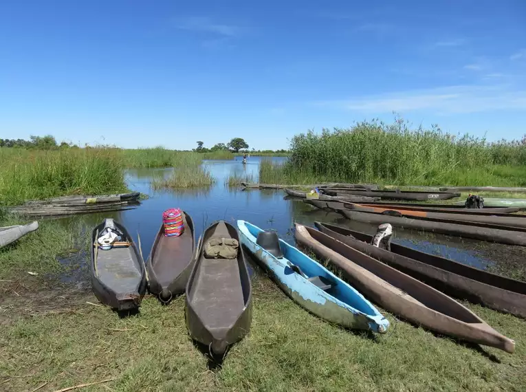 Traditionelle Mokoro-Boote liegen am Ufer des Okavango-Deltas in Botswana.