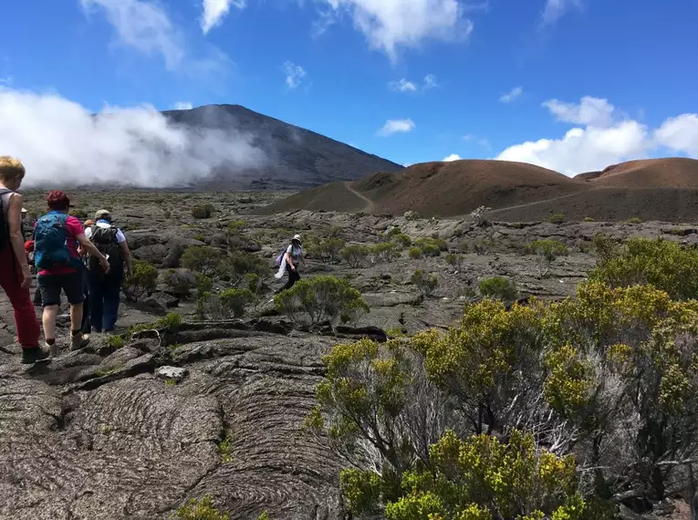 Gruppe von Wanderern in einer Vulkanlandschaft auf La Réunion.