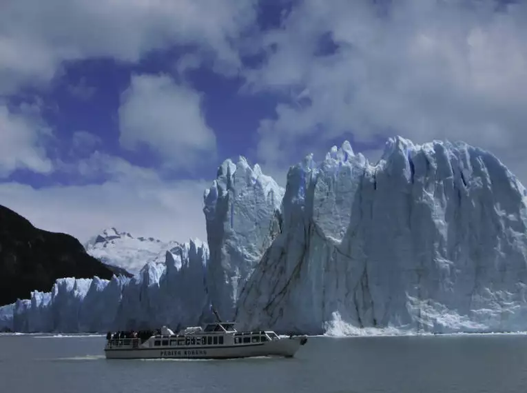 Boot vor majestätischem Perito Moreno Gletscher in Patagonien.