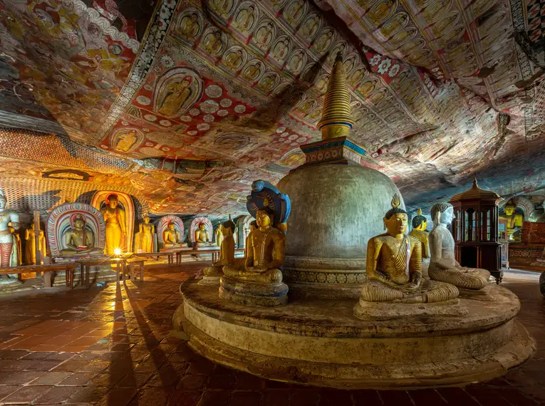 Buddha-Statuen und Wandmalereien in einer Höhle, Dambulla.