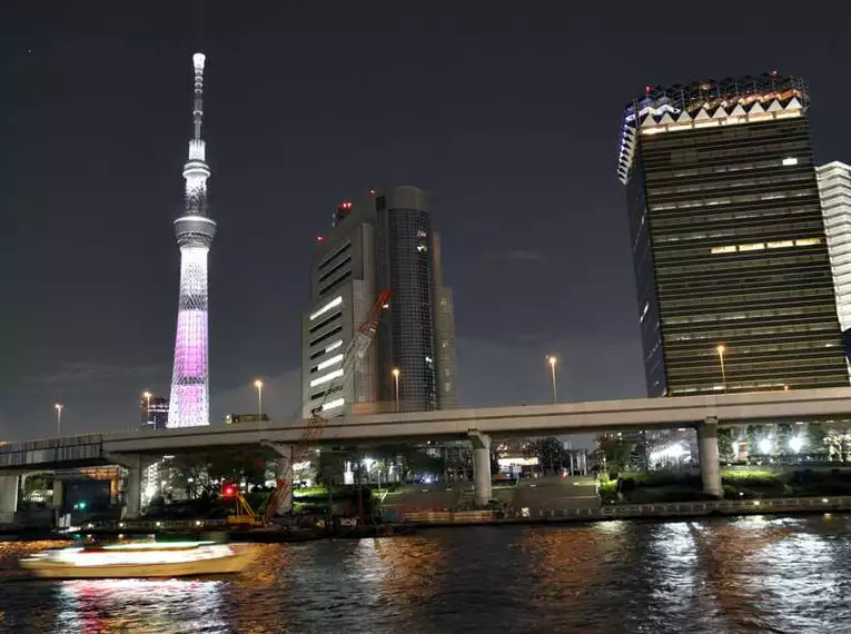 Nächtliche Skyline von Tokyo Nächtliche Skyline von Tokyo mit beleuchtetem Fernsehturm und modernen Gebäuden am Fluss.