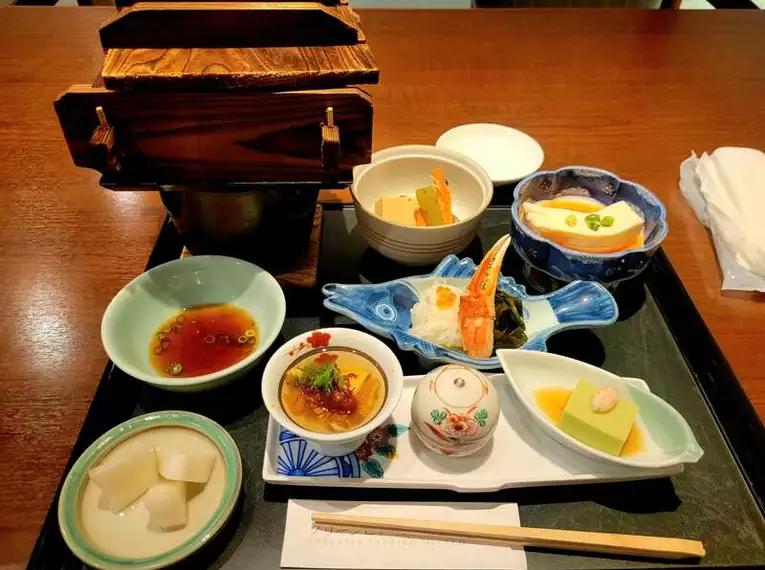 Wer hat Lust auf Sushi? Ein Tablett mit verschiedenen traditionellen japanischen Speisen und Beilagen.