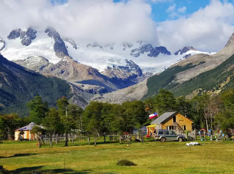 Unsere idyllische Estancia in Patagonien Eine gemütliche Estancia in einer grünen Berglandschaft Patagoniens.