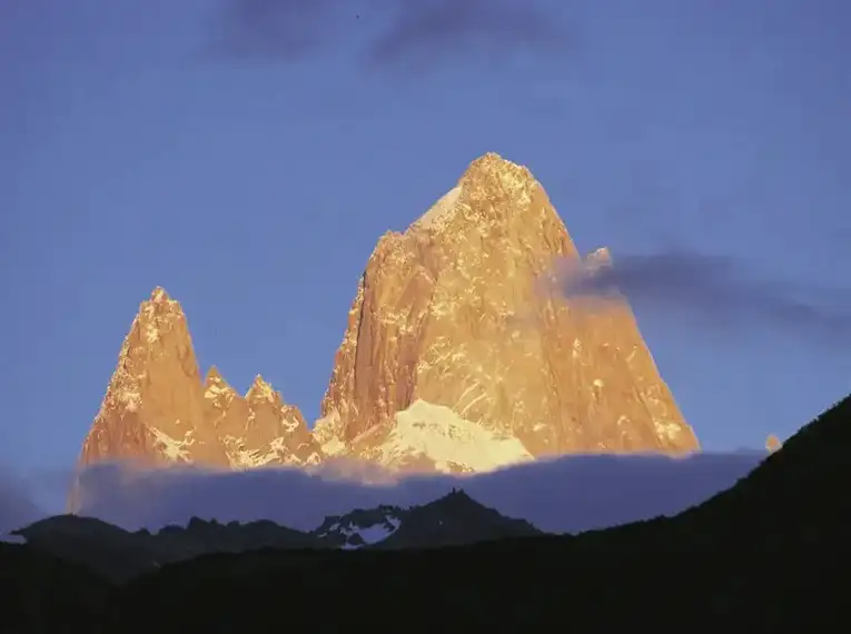 Sonnenuntergang über einem schneebedeckten Patagonien-Berg.