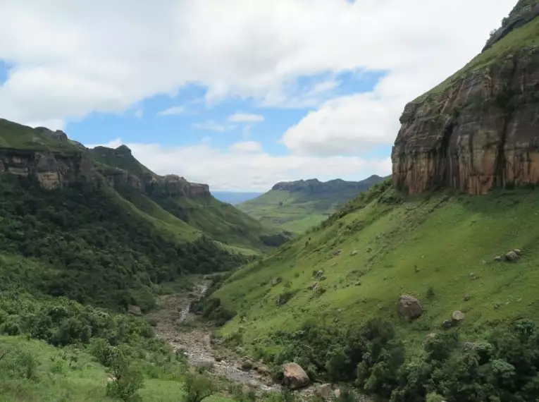 Imposante Landschaft der Drakensberge Grüne Hügel und dramatische Täler in den Drakensbergen, Südafrika