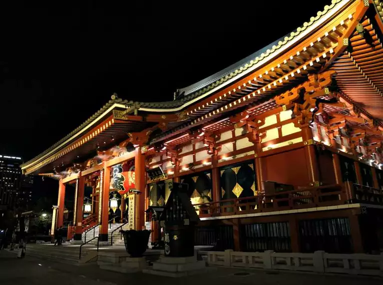 Traditioneller Tempel bei Nacht in Japan Ein beleuchteter Tempel bei Nacht in Japan, zeigt traditionelle Architektur.